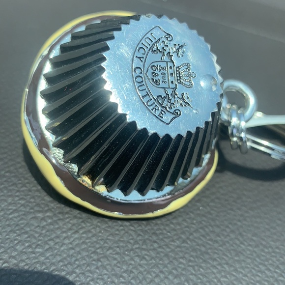 JUICY COUTURE CUPCAKE KEYCHAIN YELLOW SILVER NEW - Picture 12 of 16